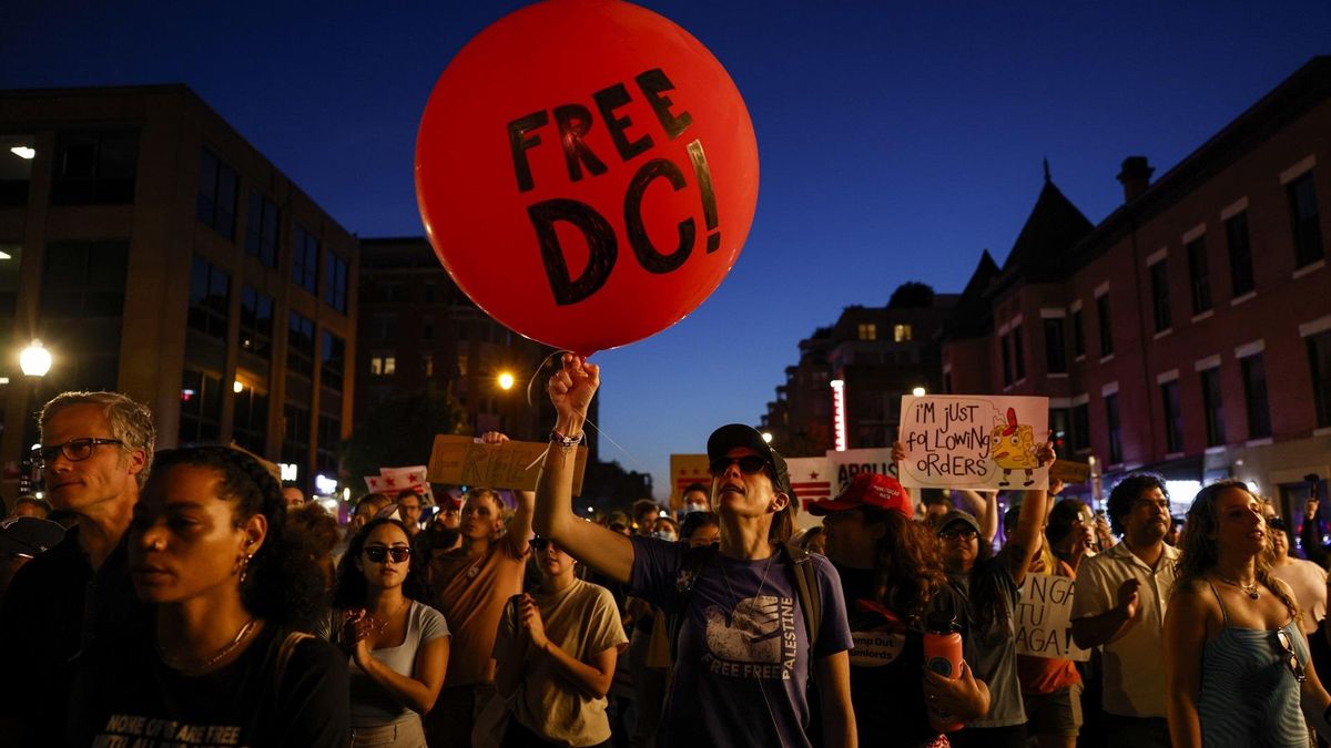 Manifestantes protestan contra el presidente Donald Trump y el despliegue de las fuerzas federales en Washington, el 23 de agosto.