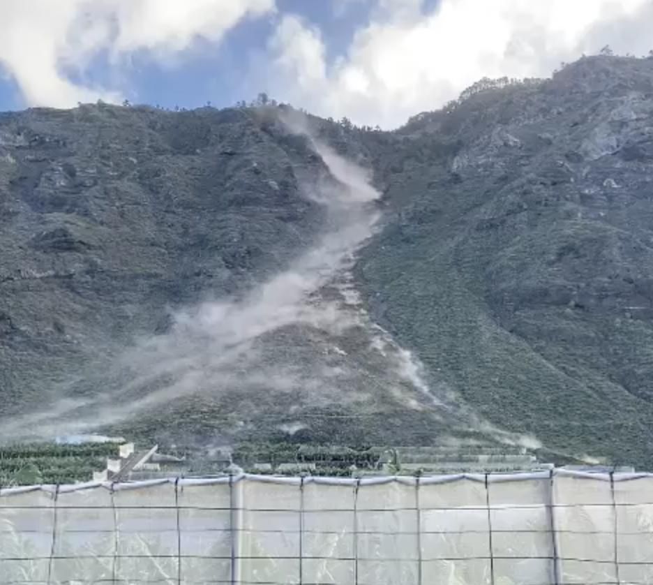 Desplome de terreno registrado este sábado en la Ladera del Banco de Fuencaliente. ALFA TANGO