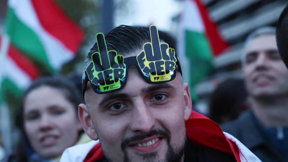 Un seguidor de Péter Magyar celebra la derrota de Viktor Orbán en Budapest