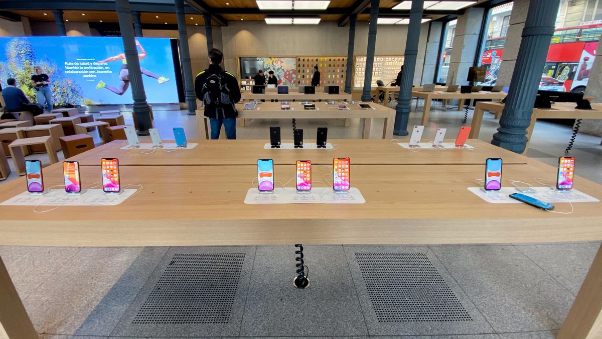 Productos tecnológicos en la tienda de Apple en Madrid.