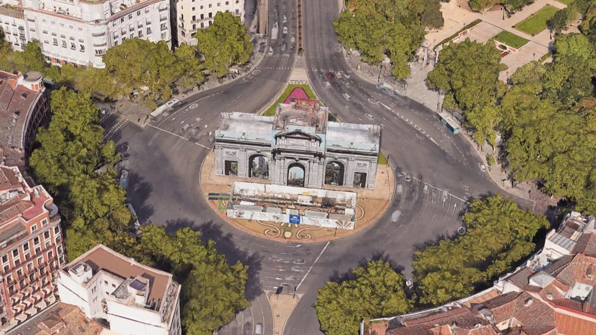 Vista del entorno de la Puerta de Alcalá durante su restauración