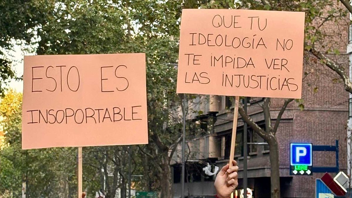 Carteles de protesta en la primera manifestación por el desahucio de Maricarmen