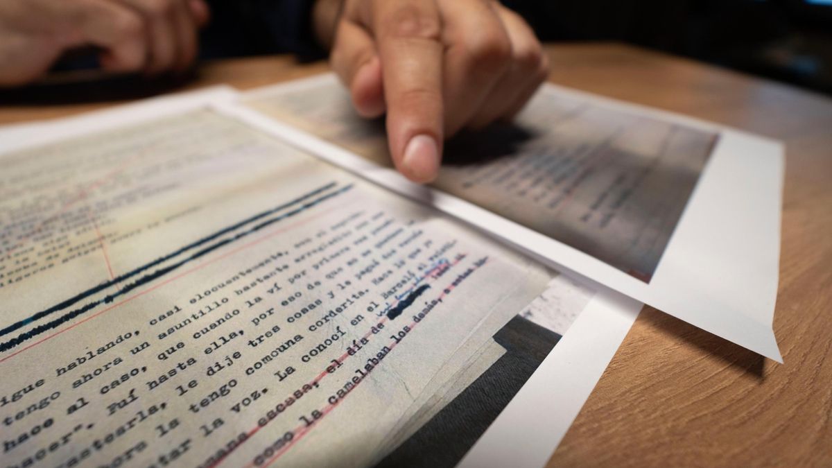 Alex Alonso, señala algunos párrafos del original de La colmena, corregidos en rojo por la ceensura y algunas notas manuecritas del autor.