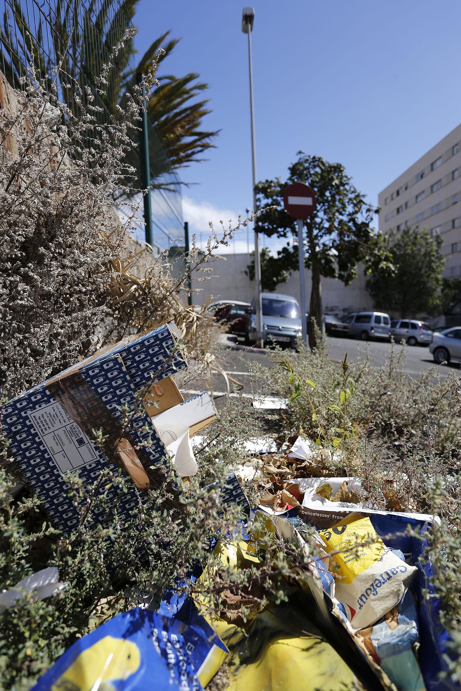 Basuras agolpadas cerca de un edificio con viviendas