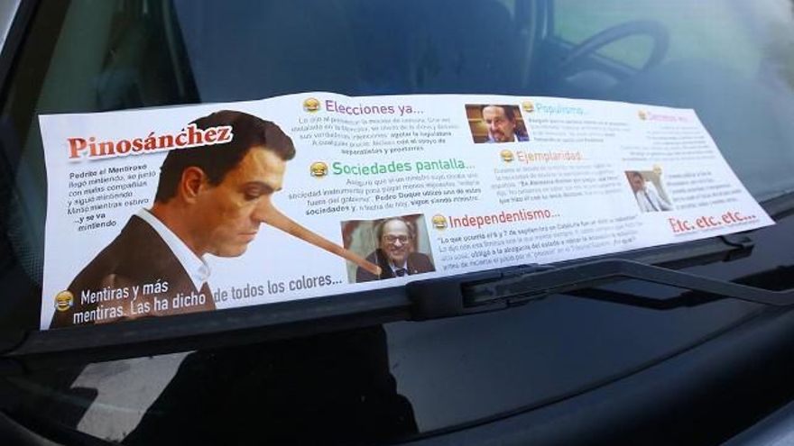 La parte interior del folleto contra Pedro Sánchez aparecido en Ponferrada.  Foto: César Sánchez / ICAL.