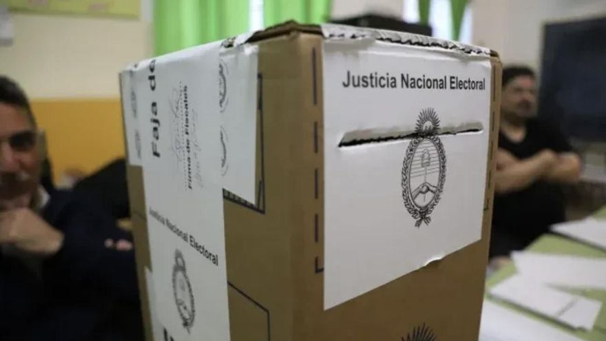 El negocio de las elecciones: cuánto cuesta la campaña, cómo se pauta en redes y dónde van los fondos "en negro"