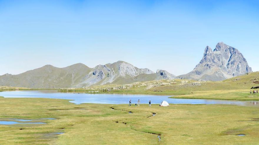 Las acampadas y los baños ponen en riesgo los ibones: colectivos urgen proteger los lagos naturales del Pirineo aragonés