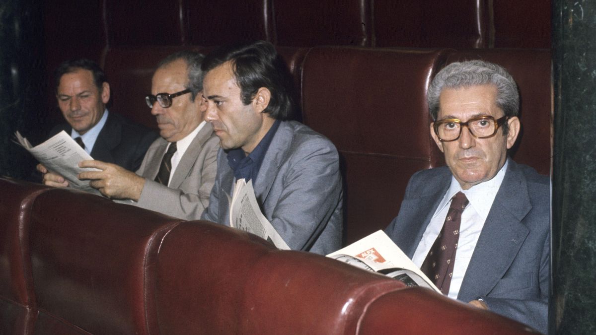 -Los diputados comunistas Cipriano Garcia Sánchez, Simón Sánchez Montero, Juan Ramos Camarero y Marcelino Camacho, (de izda a dcha)