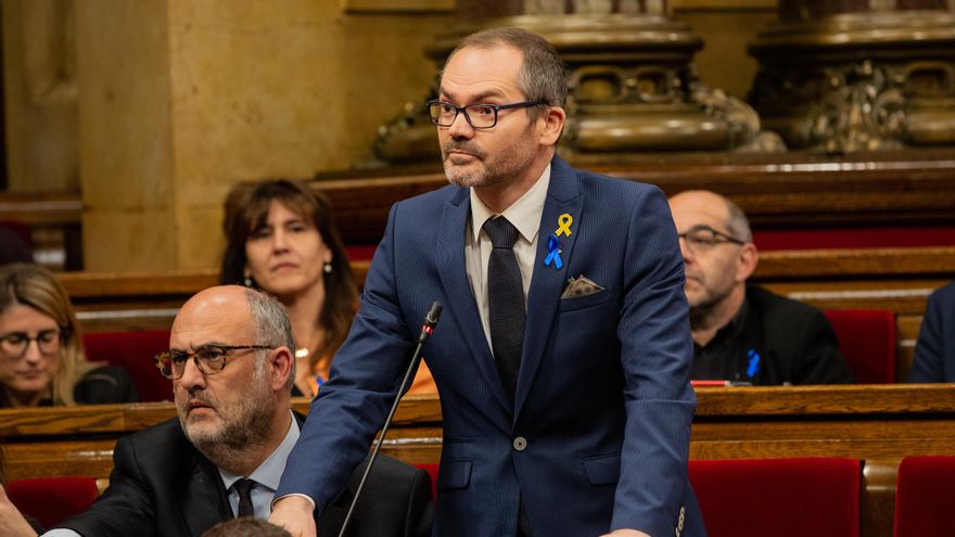 Archivo - El diputado de Junts per Catalunya, Josep Costa, durante una intervención desde su escaño en el pleno del Parlament (Archivo)