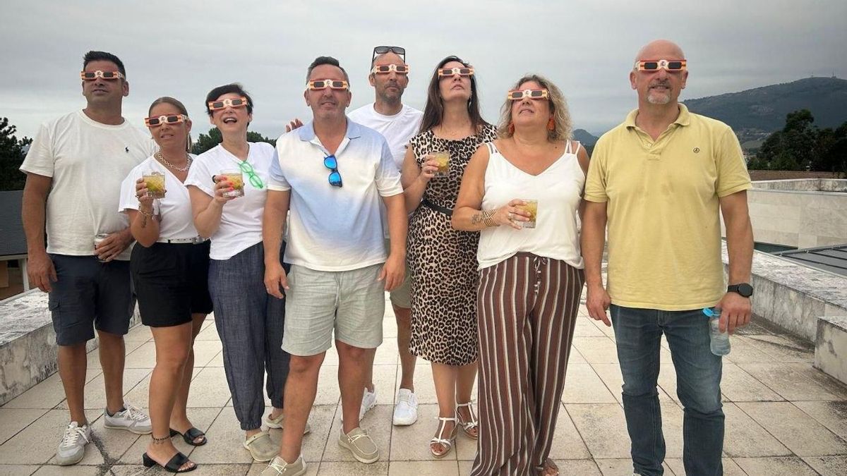 Un grupo de amigos intentan encontrar un hueco entre las nubes para observar el eclipse desde Cantabria.