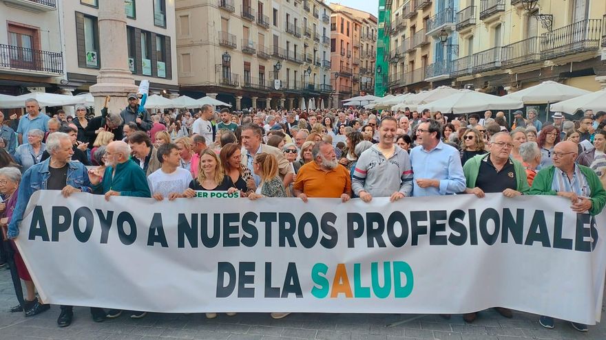 Arrecian las críticas por el cierre de camas hospitalarias este verano en Teruel tras la multitudinaria manifestación del martes