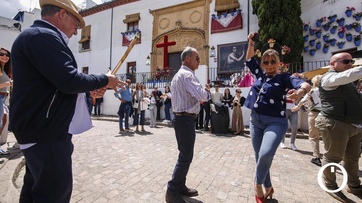 Cruz de mayo de la Hermandad de la Paz en la Cuesta del Bailio