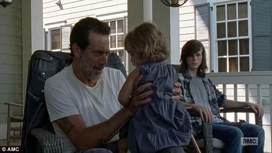 Negan y Judith en la 7ª temporada de The Walking Dead
