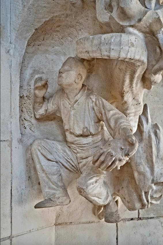 La escultura del Portal del Roser, que Gaudí dejó terminado en 1897.