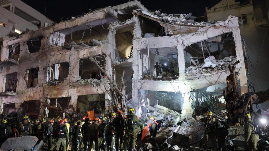 Los servicios de Emergencia de Israel junto al edificio impactado por un misil iraní este sábado en Tel Aviv.
