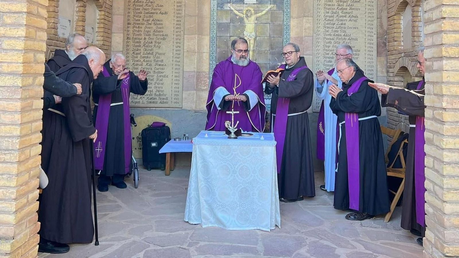 El hermano Ángel preside una misa, con el hermano Fernando a su lado