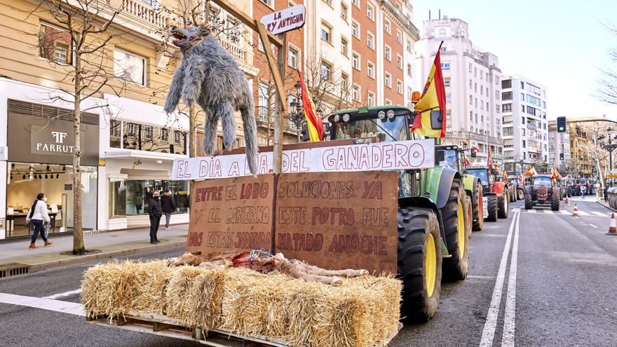 Manifestantes y tractores, con pancartas y banderas de España, en una marcha hacia la Plaza de Correos, a 4 de marzo de 2022