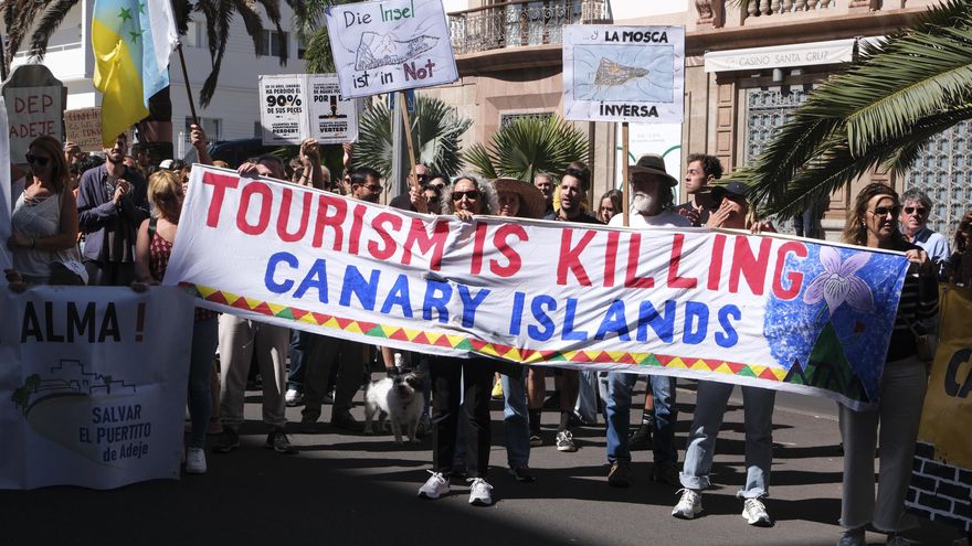 Cientos de personas piden límites al turismo de masas porque Canarias "ya no es un paraíso"