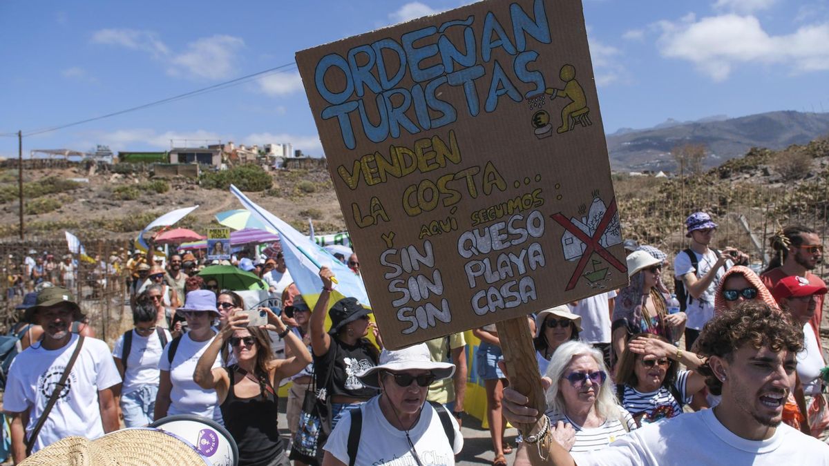 Unas doscientas personas se manifiestan este viernes en los alrededores de la obra del proyecto urbanístico de lujo Cuna del Alma, situado en el municipio tinerfeño de Adeje, para exigir su paralización.