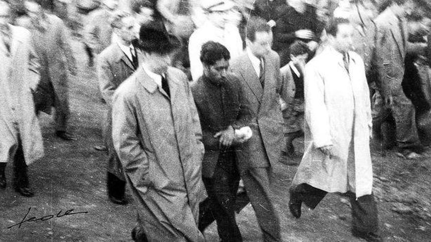 Imagen de la época donde se muestra a José acompañado por la policía tras su detención