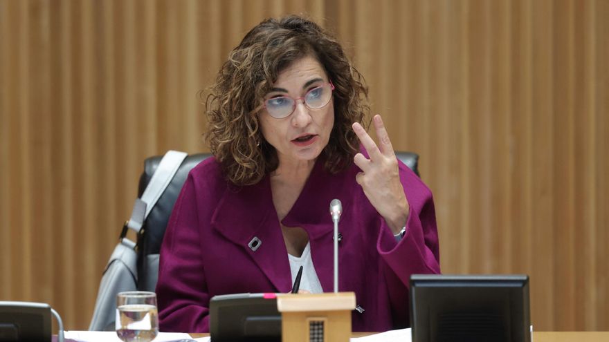 La ministra de Hacienda y Función Pública, María Jesús Montero, interviene en una rueda de prensa tras la entrega del Proyecto de Ley de Presupuestos del Estado de 2022