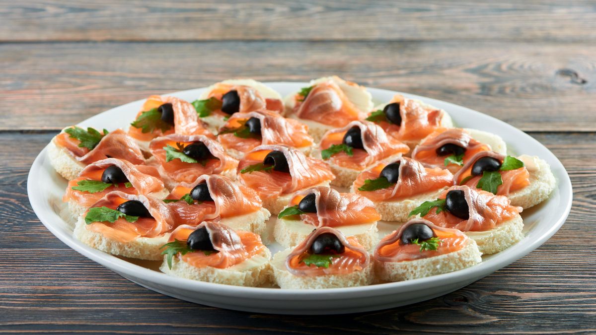 Canapés fríos de salmón ahumado, queso crema y oliva negra