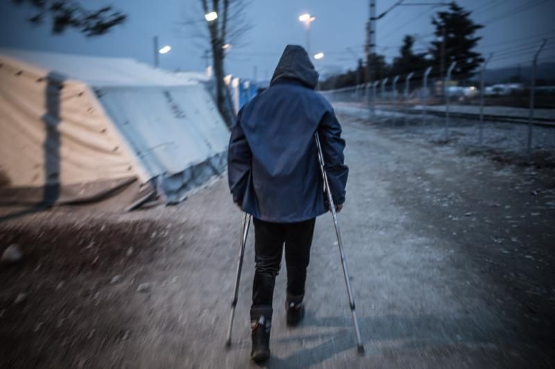 Y. (18 años), de Agadir (Marruecos). “Es muy frustrante que solo los sirios tengan derecho a pasar”. No quiere revelar su nombre ni mostrar su rostro porque teme que la policía griega lo encuentre y lo devuelva a su país, Marruecos. Él forma parte de las nacionalidades que tienen vetado cruzar los Balcanes y lleva un mes y medio estancado en Grecia y sin papeles, sin poder avanzar ni retroceder. Agobiado por la falta de trabajo en su país de origen, y con muchas esperanzas por parte de su familia para que tuviera una vida mejor en Europa, cogió un avión hasta Turquía, país donde los marroquíes no necesitan visado. Esa misma noche se embarcaba en un bote con dirección a Grecia. Como hacía mal tiempo, logró pagar menos de lo habitual, 750 euros en lugar de 1.000. Al llegar a Lesbos descubrió que no sería fácil seguir su camino. Entonces solo sirios, afganos e iraquíes podían cruzar la frontera con Macedonia. Pero él no pensaba rendirse. Consiguió papeles falsos por 100 euros y pagó el combinado de ferry y bus hacia Idomeni, paso fronterizo entre Grecia y Macedonia. Sin embargo, la policía detectó rápidamente que no era sirio como decían los papeles. Los rompió en pedazos y le espetaron un “vete de aquí”. Desde entonces pulula por los alrededores del campo de Idomeni. Los voluntarios que trabajan cerca del campo le dan comida y soporte psicológico. Como él, hay cientos de jóvenes esperando en Idomeni a poder cruzar aunque sea de forma ilegal. “Solo quiero una vida mejor”, concluye. © Pablo Tosco/Oxfam Intermón