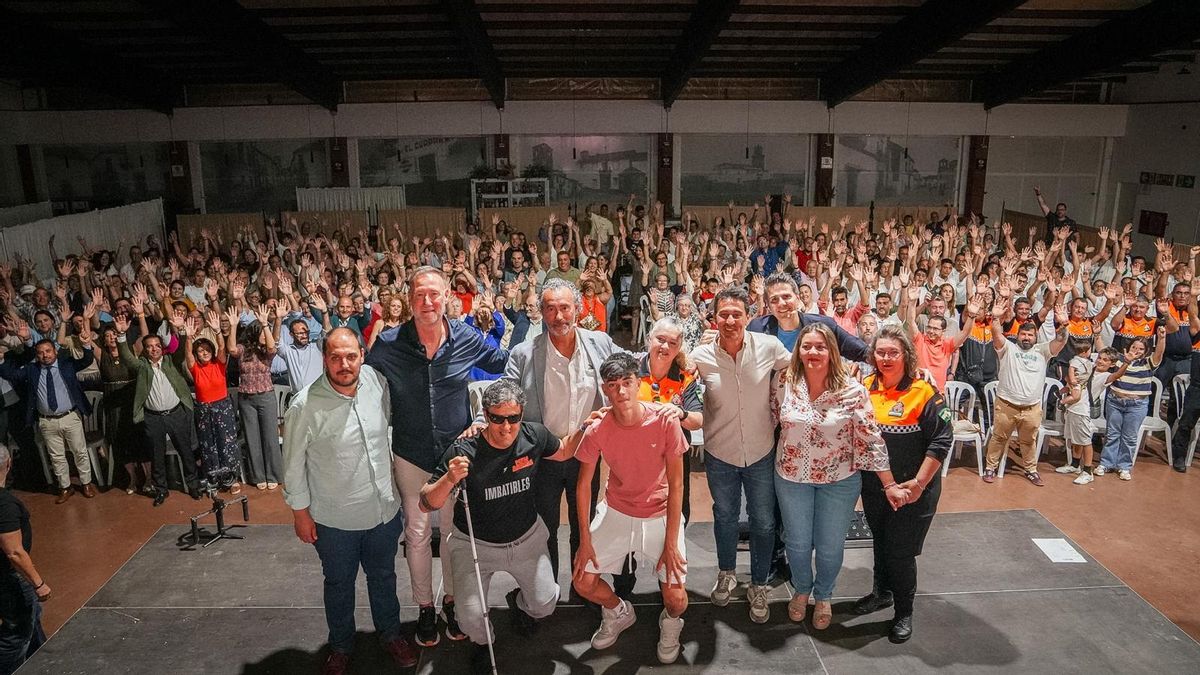 El presidente de la asociación de víctimas de Adamuz, Mario Samper, junto a vecinos y efectivos que los socorrieron el día del accidente.