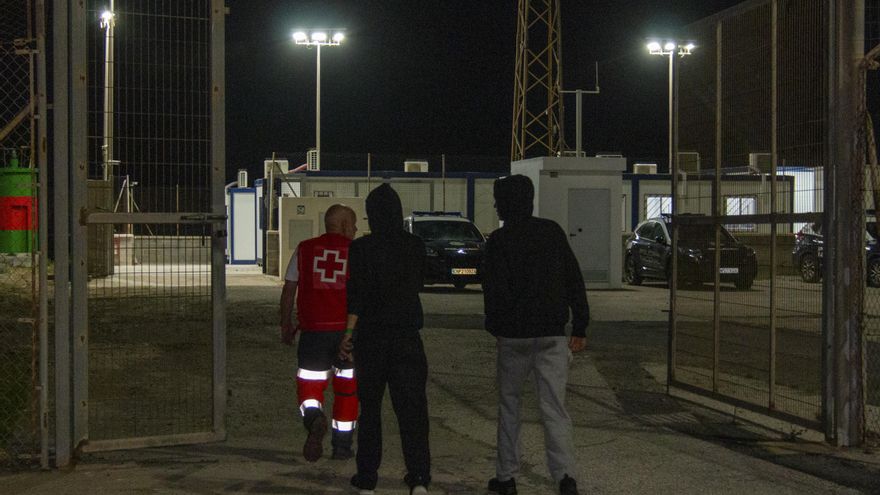 Guardia Civil detiene a 17 migrantes en una playa de Gualchos (Granada)