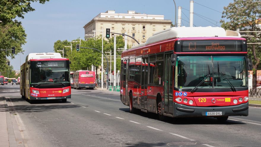 Autobuses de Tussam circulan con fluidez en una avenida de Sevilla (imagen de archivo).