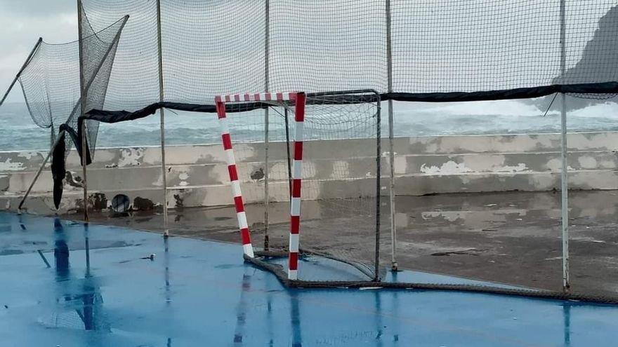 Destrozos en Garachico tras la subida del mar.  / FOTO: ANDY RIVAS