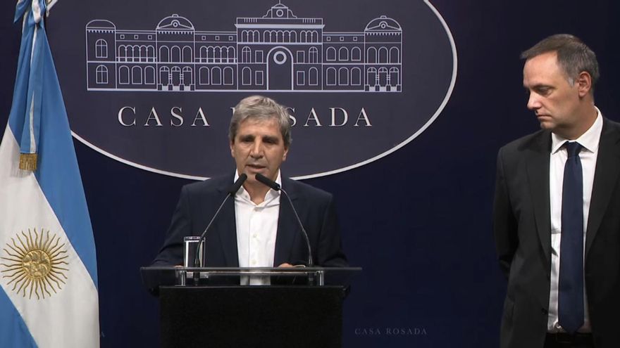 Luis Caputo y la misión del FMI discuten sobre el nuevo préstamo y el precio del dólar, bajo la presión de Georgieva