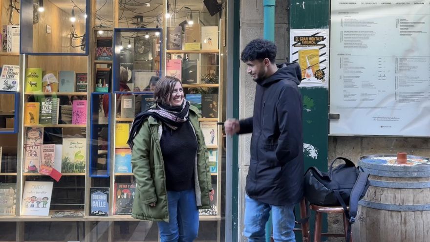 Susana y Younes charlando frente a la librería Katakrak