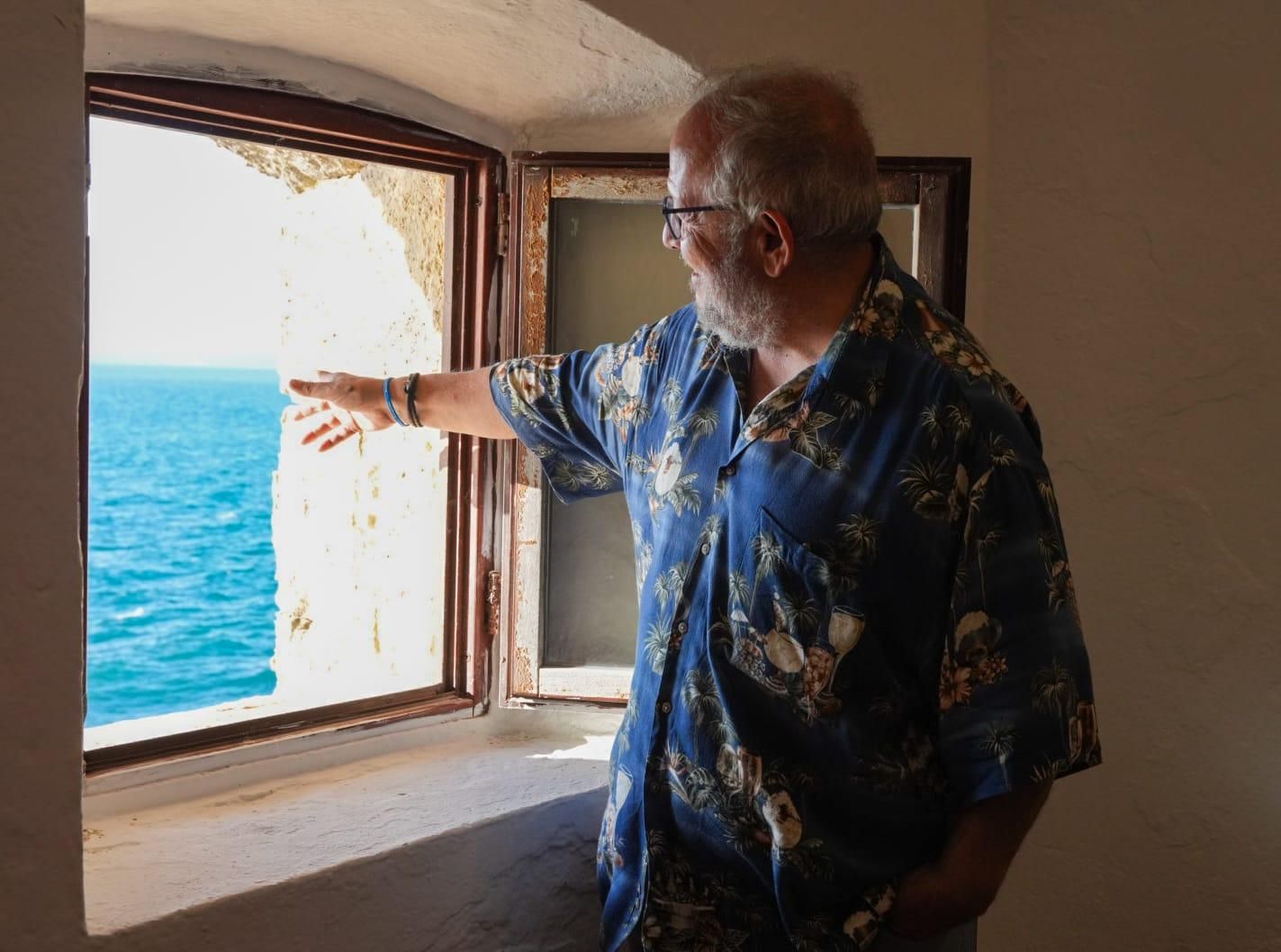 El libro contiene palabras de sus amistades de juventud en Algeciras o Cádiz, sus dos grandes amores geográficos