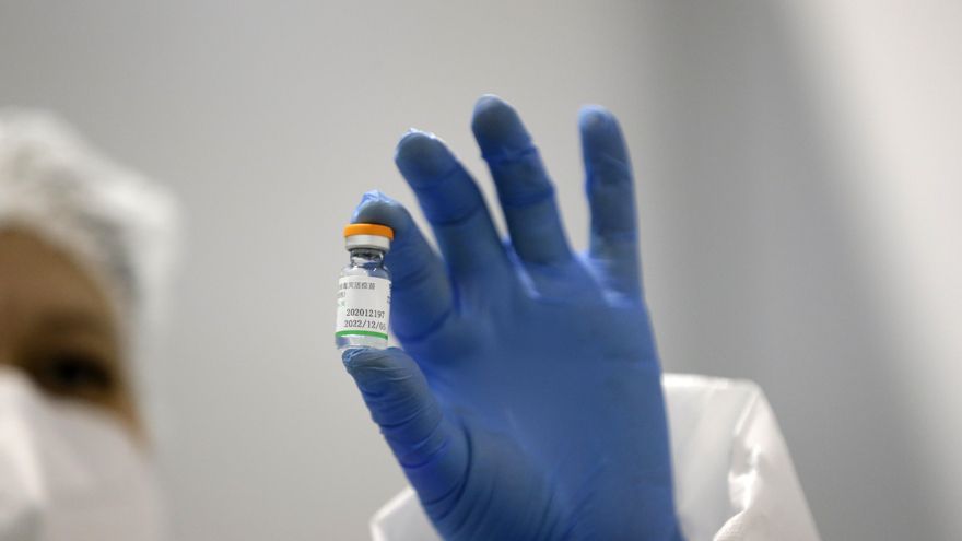 Vista de una dosis de la vacuna china contra la covid-19 Sinopharm. EFE/Andrej Cukic/Archivo