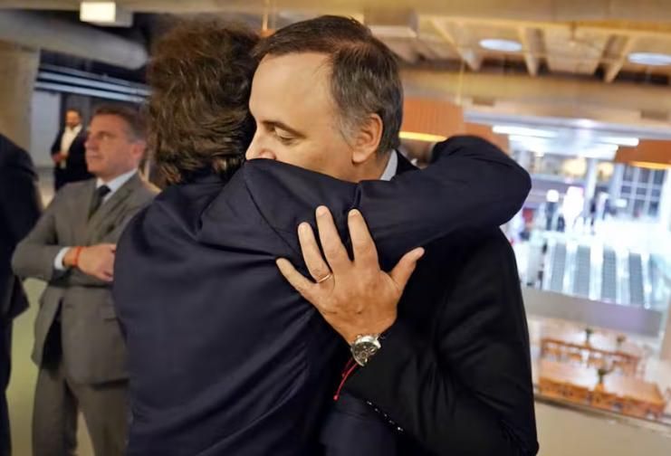 El abrazo de Javier Milei y Manuel Adorni en la AmCham.
