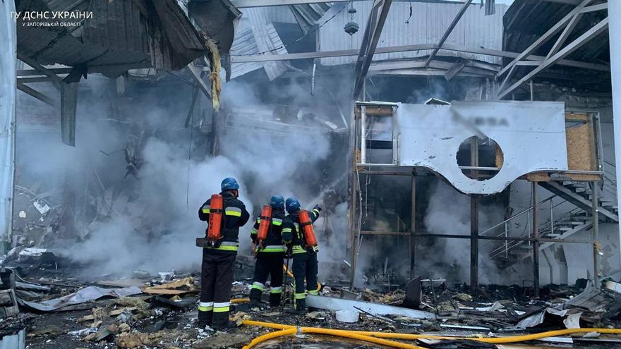 Bomberos extinguen un incendio en el sitio de un ataque con misiles en Zaporiyia, en el sureste Ucrania, este martes. EFE/EPA/SERVICIO DE EMERGENCIA DE UCRANIA