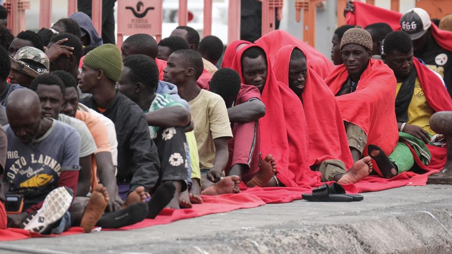 Interceptado un cayuco al sur de Tenerife con más de 200 personas a bordo, tres de ellas evacuadas a un hospital