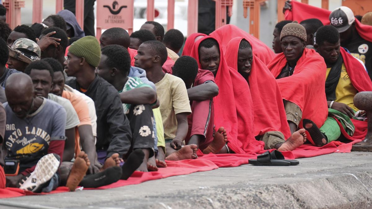 Salvamento Marítimo ha rescatado este lunes a los ocupantes de un cayuco, más de un centenar, según el primer recuento, que fueron localizados en aguas cercanas a Tenerife y los ha trasladado al puerto de Los Cristianos, donde han sido atendidos por la Cruz Roja.