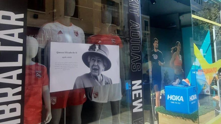 Los comercios han cerrado en señal de luto y con motivo del festivo en la Roca