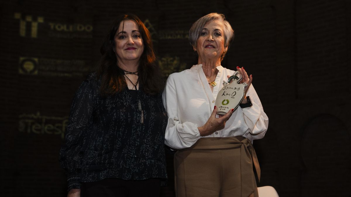 María Ángeles Gómez, viuda de Jesús Fuentes Lázaro, junto a Carmen Bachiller, directora de elDiario.es Castilla-La Mancha, recogió el reconocimiento a título póstumo al político, articulista y activista cultural, en Toledo