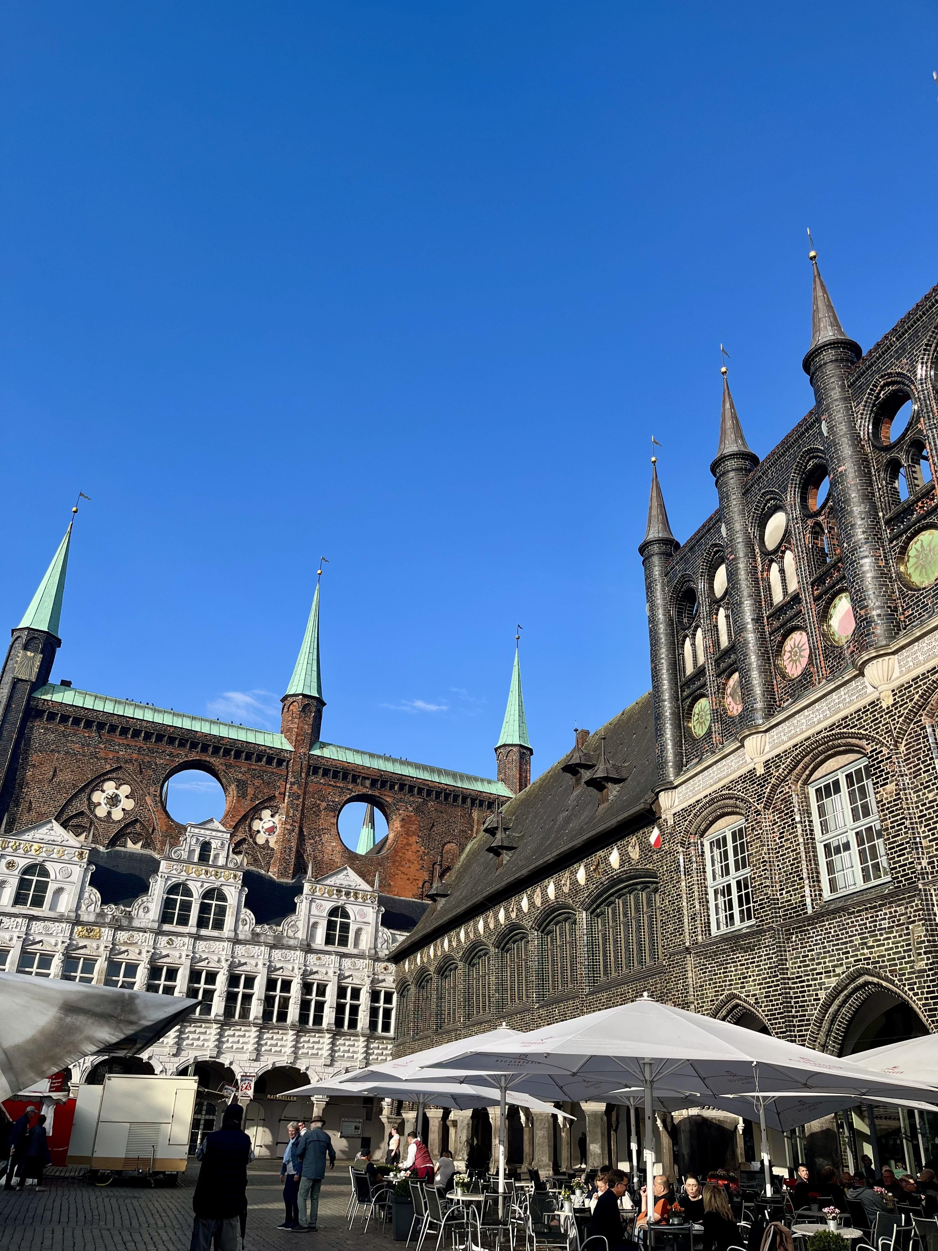 La plaza del Ayuntamiento de Lübeck, con su distintivo ladrillo negro.