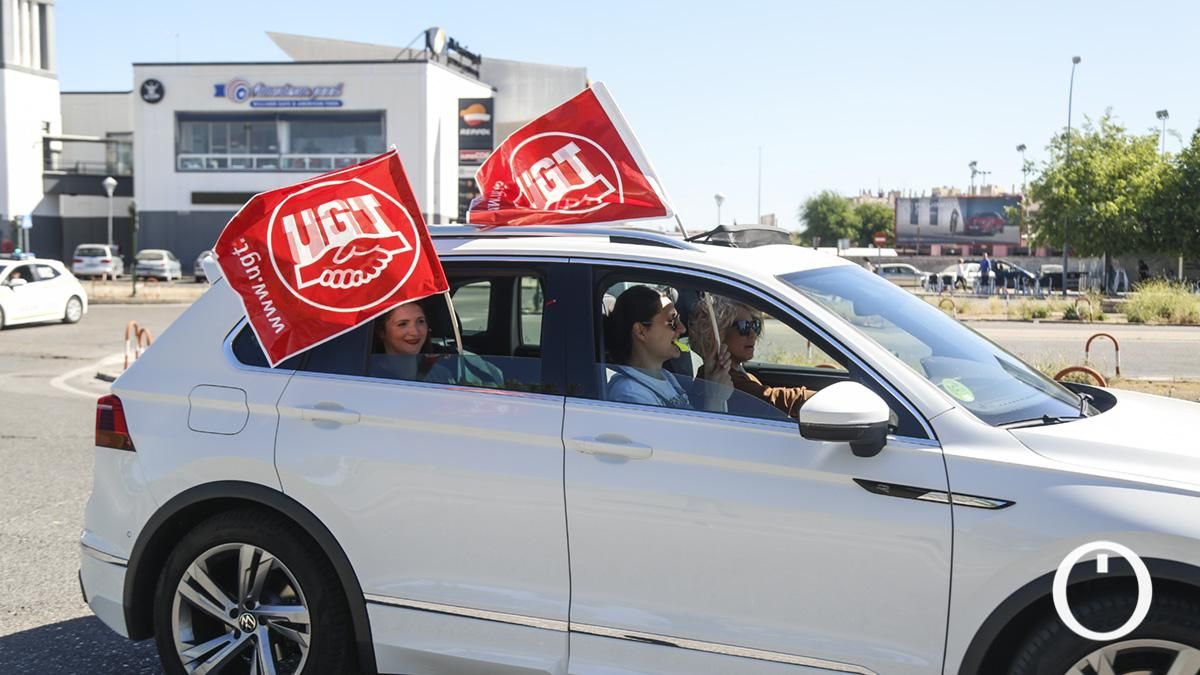 Caravana de vehículos para mostrar su disconformidad con la apertura de comercios en domingos y festivos