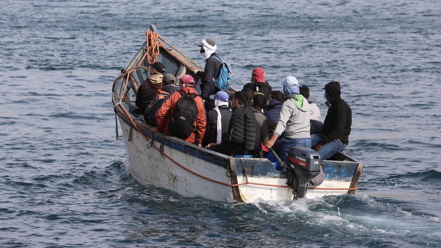 Un grupo de personas llega por sus propios medios en patera al muelle de Arguineguín este martes 20 de octubre / Alejandro Ramos
