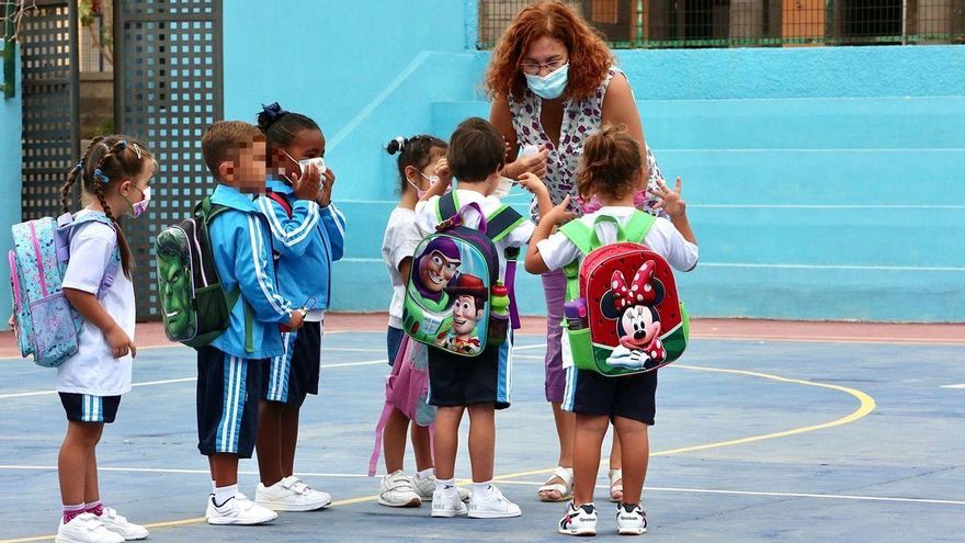 Niños en su primer día de colegio (Imagen de archivo)