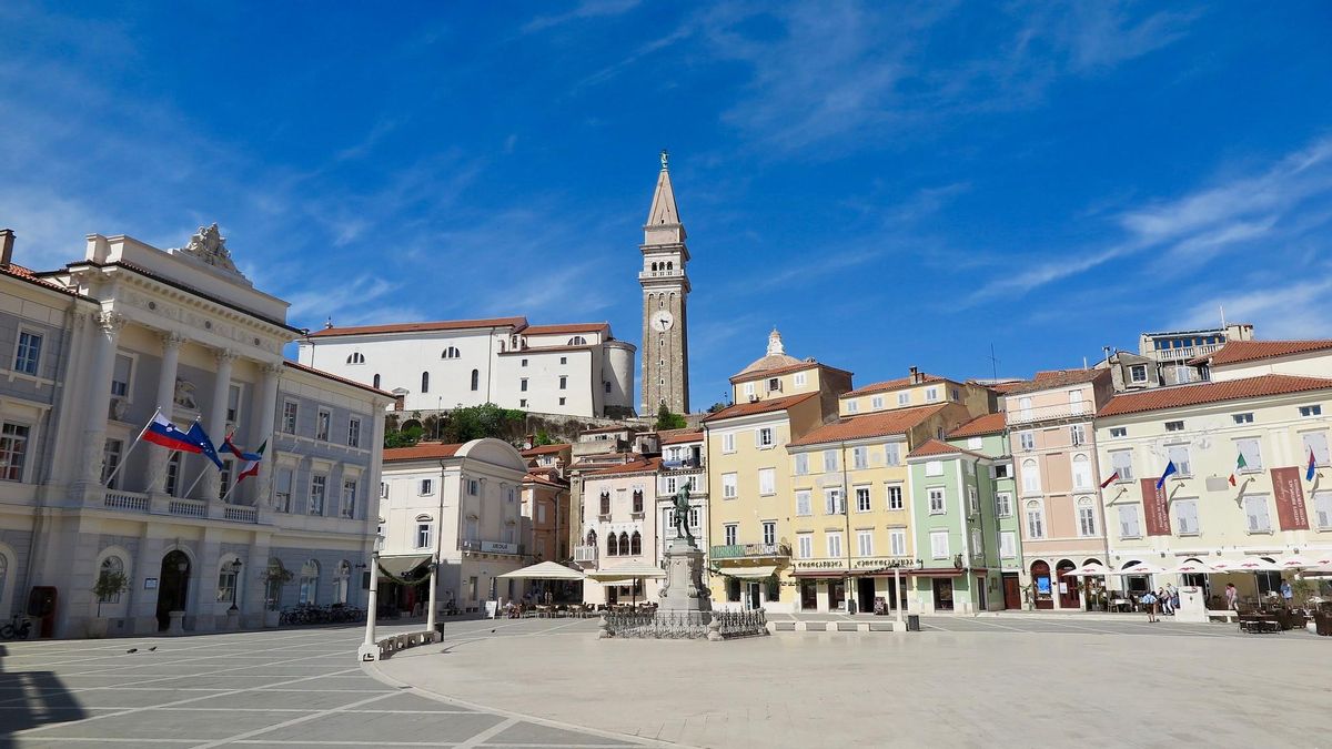 Plaza de Tartinijev, corazón de Piran. Al fondo puede verse la torre de San Jorge, que se inspiró en San Marcos de Venecia.