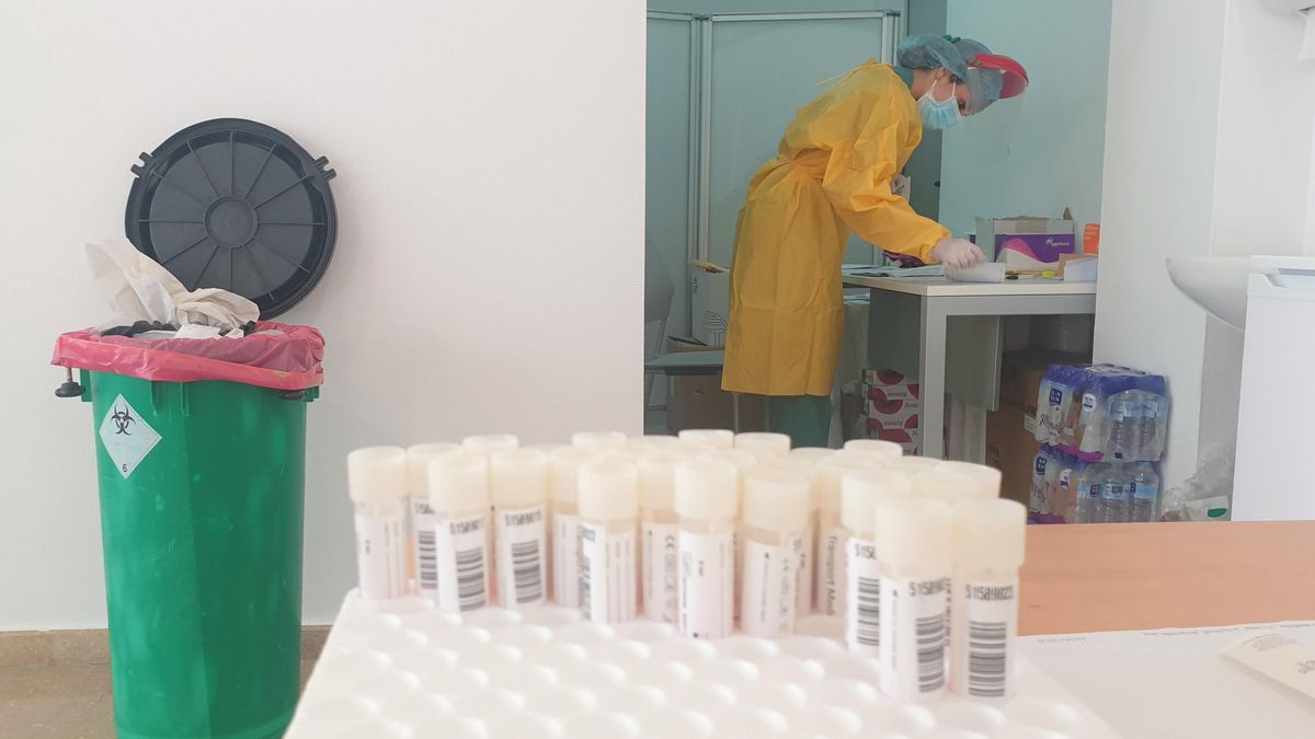 Archivo - Sala para pruebas PCR en el Hospital Clínico San Cecilio de Granada