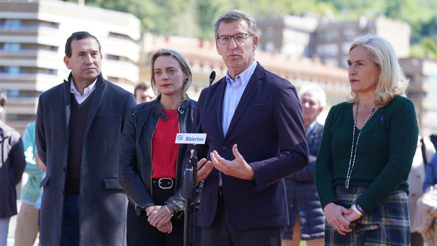 El presidente del PP, Alberto Núñez Feijóo, en un acto electoral junto al candidato del PP a Lehendakari, Javier de Andrés
