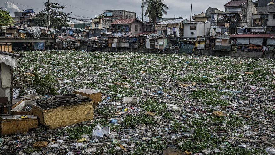 El plástico y la basura cubren la superficie del agua del río Estero de Vitas, luego arrojada a la Bahía de Manila, a pocos kilómetros de distancia, y luego al Mar de China Meridional. Tondo, Manila, Filipinas.