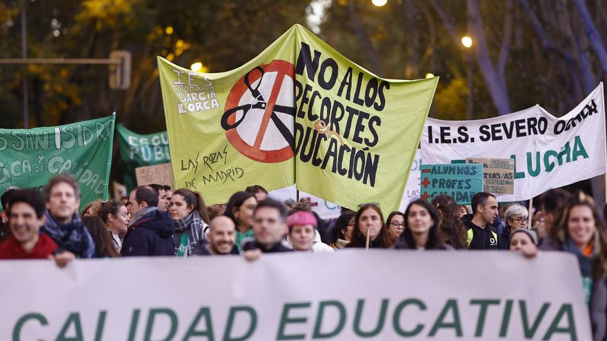 Vista de la manifestación en defensa de la educación pública madrileña, convocada por los Sindicatos de la Mesa Sectorial de Educación, CCOO, ANPE, CSIF y UGT, en noviembre de 2024